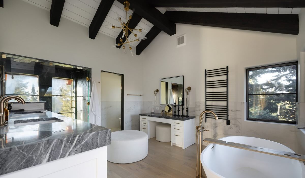The en-suite bathroom at the APN Private Residence.